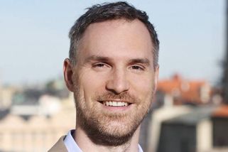 Drsná rána před volbami. Na Piráty v Praze prasklo, že rozdávali IT zakázky za desítky milionů bez výběrového řízení. Už je zkoumá antimonopolní úřad - Mix24.cz